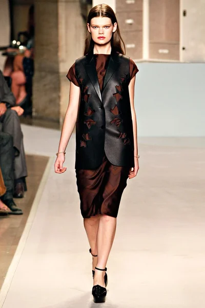 Look 16